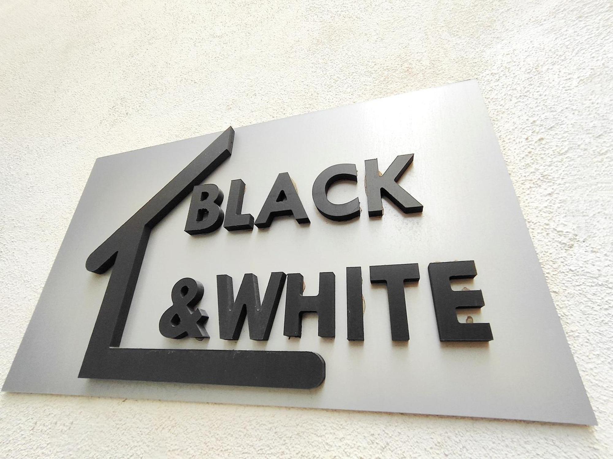 Black & White CTA Exterior foto